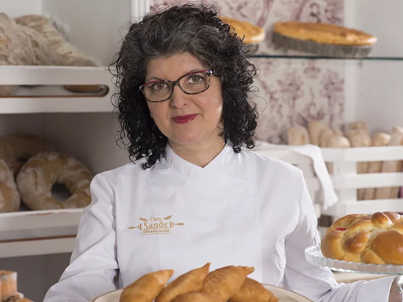 Chus Sande mostrando los productos de su obrador artesanal