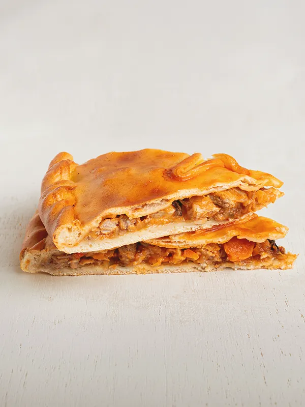 Ración de empanada de carne con verduras