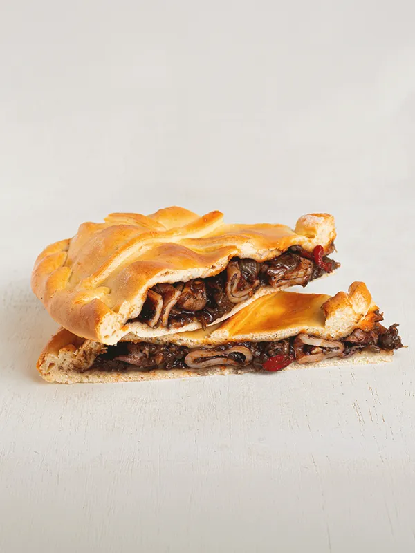 Ración de empanada gallega de chipirones en su tinta