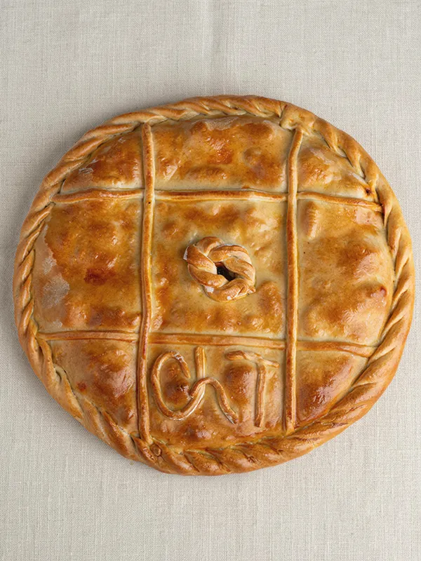 Empanada gallega de chipirones en su tinta