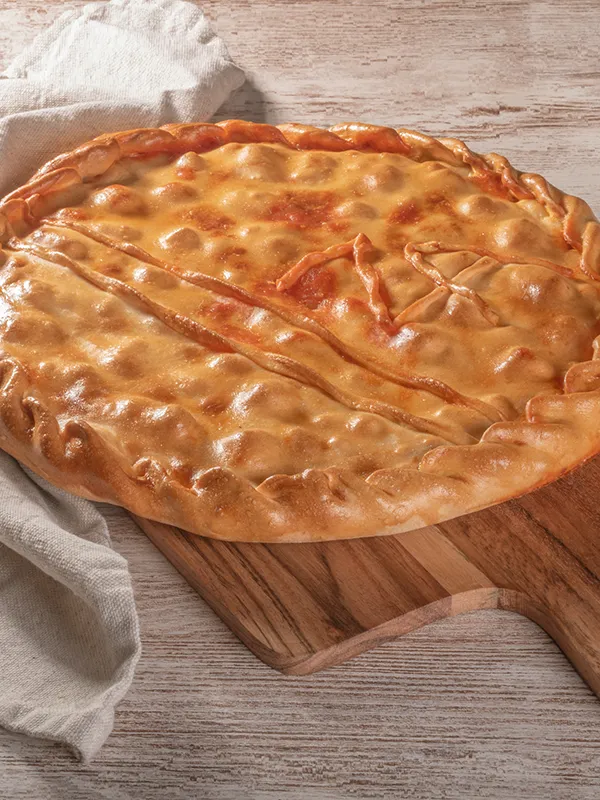 Empanada gallega tradicional elaborada en Santiago de Compostela