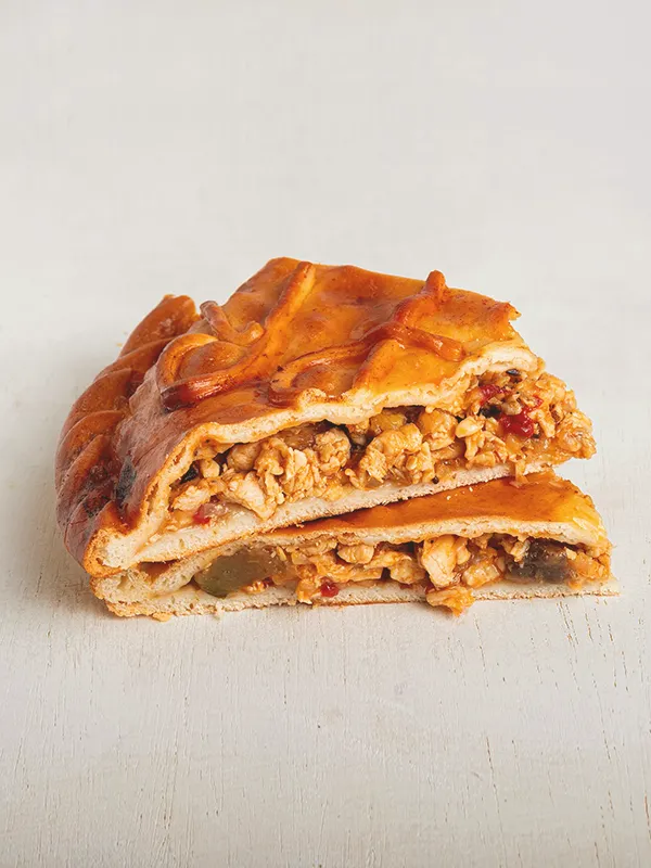 Ración de empanada gallega de pollo con verduras