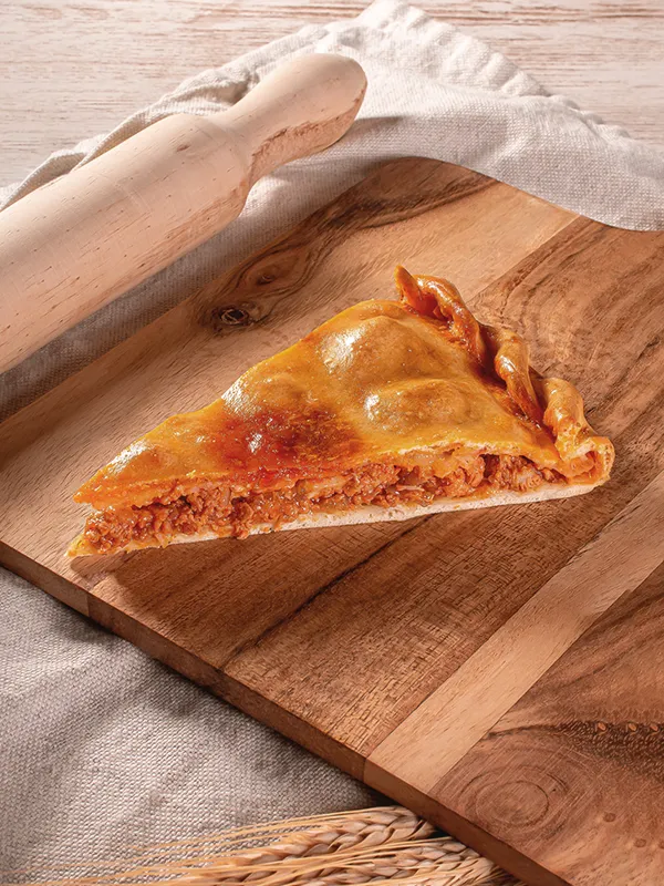 Porción de empanada casera elaborada en Santiago de Compostela