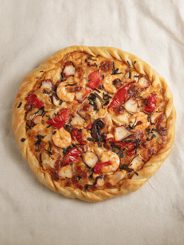 Patela de pulpo con gambas, pimientos y queso