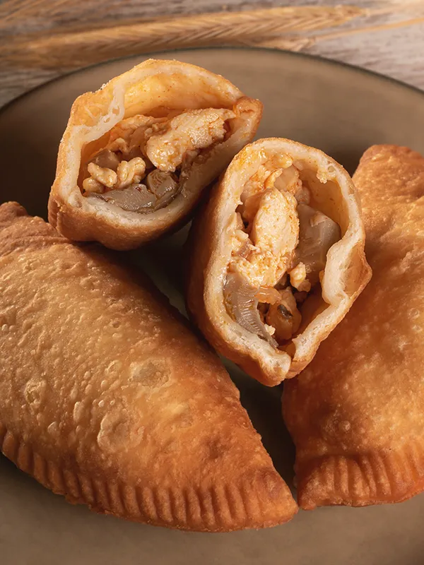 Plato con empanadillas caseras de pollo con setas