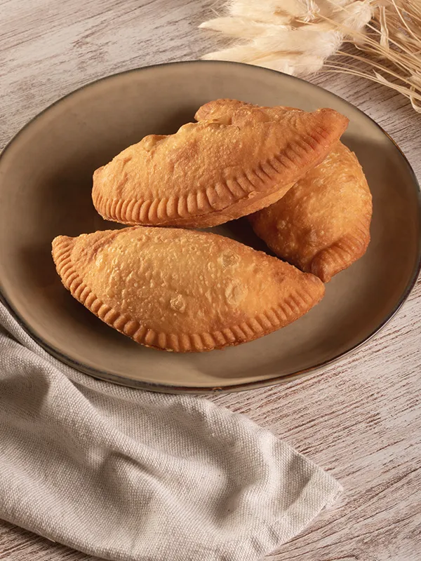 Plato de empanadaillas caseras hechas en Santiago de Compostela