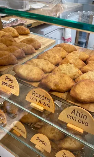 variedad de empanadillas en vitrina